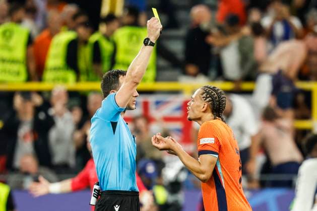 GER, Dortmund, Soccer, Netherlands vs England , Semi-final, Westfalenstadion Dortmund, UEFA EURO 2024, Yellow by referee Felix Zwayer for Xavi Simons NED, 07 , 10 07 2024, Copyright: HMBxMedia HeikoxBecker