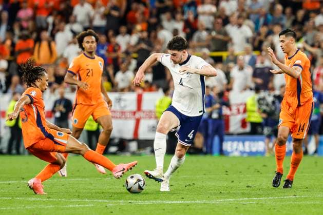 GER, Dortmund, Football, Netherlands vs England , Semifinal, Westfalenstadion Dortmund, UEFA EURO 2024, v l Nathan Ake NED, 05 , Joshua Zirkzee NED, 21 , Virgil van Dijk NED, 04 , Tijjani Reijnders NED, 14 , duel, action, fight, fights for the ball, 10 07 2024, Copyright: HMBxMedia HeikoxBecker
