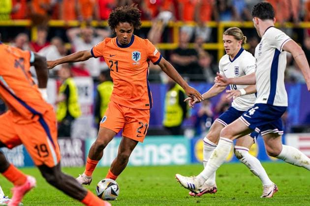 2024-07-10 Netherlands v England - UEFA EURO, EM, Europameisterschaft,Fussball 2024 Semi Final DORTMUND, NETHERLANDS - JULY 10: Joshua Zirkzee of the Netherlands battles for possession with Conor Gallagher of England during the UEFA EURO 2024 Semi Final match between Netherlands and England at BVB Stadion Dortmund on July 10, 2024 in Dortmund, Netherlands. Dortmund BVB Stadion Dortmund Netherlands Content not available for redistribution in The Netherlands directly or indirectly through any third parties. Copyright: xAndrexWeeningx