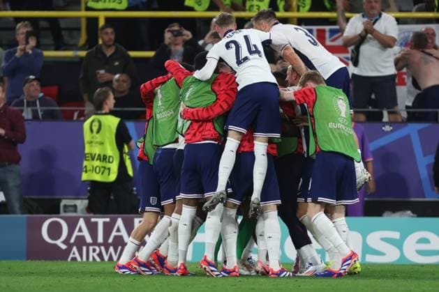 Euro 2024 Netherlands England on 10 07 2024 at BVB Stadion Dortmund in Dortmund Cheering, goal celebration, goal scorer, goal scorer Ollie Watkins England, 19 cheers with the team after his goal for 1 to 2 MH