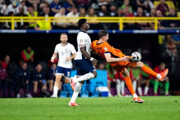 Wout Weghorst Netherlands, 09 in duel with Marc Guehi England, 06 , GER, Netherlands NED vs England ENG , European Football Championship, UEFA EURO 2024, Semifinal, 10 07 2024 GER, Netherlands NED vs England ENG , European Football Championship, UEFA EURO 2024, Semifinal, 10 07 2024 Dortmund Copyright: xEibner-Pressefoto Memmlerx EP_MMR