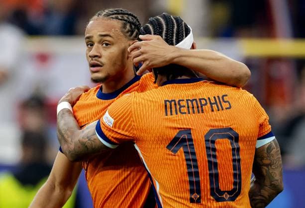 DORTMUND - Xavi Simons of Holland and Memphis Depay of Holland (l-r) celebrate the 1-0 against England during the UEFA EURO, EM, Europameisterschaft,Fussball 2024 Semi-final match between the Netherlands and England at the BVB Stadium Dortmund on July 10, 2024 in Dortmund, Germany. ANP KOEN VAN WEEL UEFA EURO 2024 2024 xVIxANPxSportx xxANPxIVx 503209746 originalFilename: 503209746.jpg