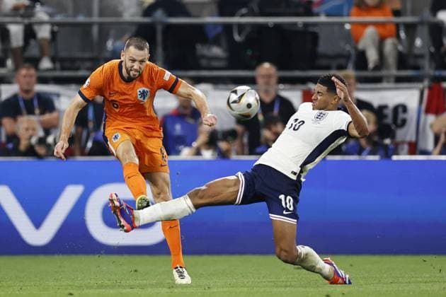 Dortmund - (l-r) Stefan De Vrij of Holland, Jude Bellingham of England during the UEFA EURO, EM, Europameisterschaft,Fussball 2024 Semi-final match between the Netherlands and England at the BVB Stadium Dortmund on July 10, 2024 in Dortmund, Germany. ANP MAURICE VAN STEEN UEFA EURO 2024 2024 xVIxANPxSportx xxANPxIVx 503209758 originalFilename: 503209758.jpg