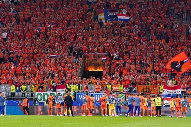 2024-07-10 Netherlands v England - UEFA EURO, EM, Europameisterschaft,Fussball 2024 Semi Final DORTMUND, NETHERLANDS - JULY 10: Dutch players thanking fans for their support during the UEFA EURO 2024 Semi Final match between Netherlands and England at BVB Stadion Dortmund on July 10, 2024 in Dortmund, Netherlands. Dortmund BVB Stadion Dortmund Netherlands Content not available for redistribution in The Netherlands directly or indirectly through any third parties. Copyright: xAndrexWeeningx