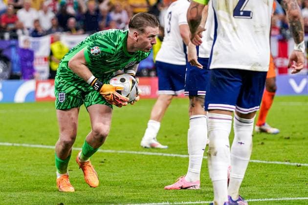2024-07-10 Netherlands v England - UEFA EURO, EM, Europameisterschaft,Fussball 2024 Semi Final DORTMUND, NETHERLANDS - JULY 10: Jordan Pickford of England holds the ball during the UEFA EURO 2024 Semi Final match between Netherlands and England at BVB Stadion Dortmund on July 10, 2024 in Dortmund, Netherlands. Dortmund BVB Stadion Dortmund Netherlands Content not available for redistribution in The Netherlands directly or indirectly through any third parties. Copyright: xAndrexWeeningx