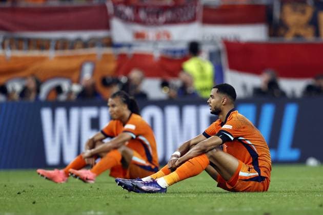 Dortmund - (l-r) Nathan Ake of Holland, Cody Gakpo of Holland disappointment after the UEFA EURO, EM, Europameisterschaft,Fussball 2024 Semi-final match between the Netherlands and England at the BVB Stadium Dortmund on July 10, 2024 in Dortmund, Germany. ANP MAURICE VAN STEEN UEFA EURO 2024 2024 xVIxANPxSportx xxANPxIVx 503211004 originalFilename: 503211004.jpg