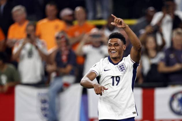 Dortmund - Ollie Watkins of England celebrates the 1-2 victory after the UEFA EURO, EM, Europameisterschaft,Fussball 2024 Semi-final match between the Netherlands and England at the BVB Stadium Dortmund on July 10, 2024 in Dortmund, Germany. ANP MAURICE VAN STEEN UEFA EURO 2024 2024 xVIxANPxSportx xxANPxIVx 503211832 originalFilename: 503211832.jpg