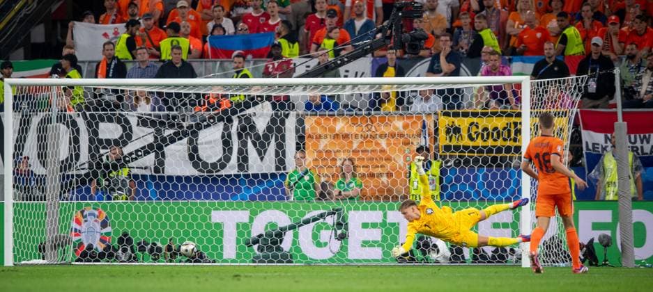 Football, Men, Season 2023 24, UEFA Euro EM 2024, Semi-final in Dortmund, Netherlands England, Ollie Watkins not in the picture, England scores the goal to 1 2 against goalkeeper Bart Verbruggen Netherlands and Joey Veerman Netherlands , 10 07 2024, Copyright: xSebastianxRäppold MatthiasxKochx