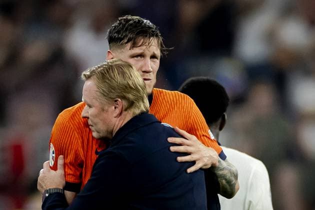 EURO 2024, Die Highlights DORTMUND - Holland coach Ronald Koeman and Wout Weghorst of Holland after the match against England during the UEFA EURO, EM, Europameisterschaft,Fussball 2024 Semi-final match between the Netherlands and England at the BVB Stadium Dortmund on July 10, 2024 in Dortmund, Germany. ANP KOEN VAN WEEL UEFA EURO 2024 2024 xVIxANPxSportx xxANPxIVx 503214477 originalFilename: 503214477.jpg