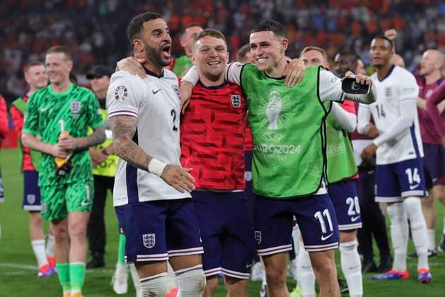 Netherlands v England UEFA EURO, EM, Europameisterschaft,Fussball 2024 Semi-final The England players celebrate victory at the end of the UEFA Euro 2024 Semi-final match between Netherlands and England at Signal Iduna Park, Dortmund UK Newspapers OUT Copyright: xPaulxChestertonx FIL-20342-0339