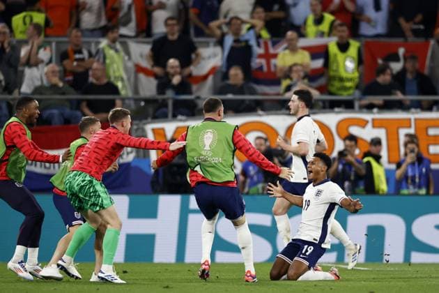 Dortmund - Ollie Watkins of England celebrates the 1-2 with his teammates during the UEFA EURO, EM, Europameisterschaft,Fussball 2024 Semi-final match between the Netherlands and England at the BVB Stadium Dortmund on July 10, 2024 in Dortmund, Germany. ANP MAURICE VAN STEEN UEFA EURO 2024 2024 xVIxANPxSportx xxANPxIVx 503217215 originalFilename: 503217215.jpg