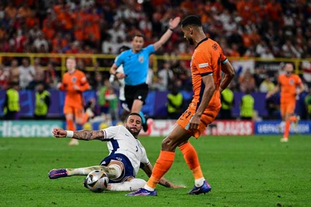 Kyle Walker 2 England one-on-one, action, with Cody Gakpo 11 Netherlands , Netherlands vs England, Football, UEFA Euro 2024, Semi-final, 10 07 2024 Dortmund Nordrhein Westfalen Germany Copyright: xkolbert-press MarcxNiemeyerx