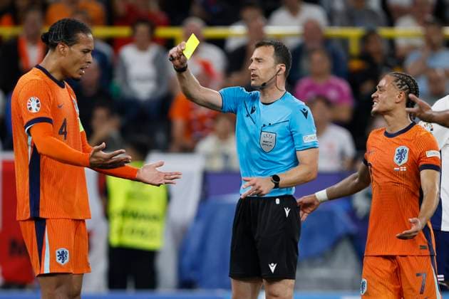 Netherlands v England: Semi-Final - UEFA EURO, EM, Europameisterschaft,Fussball 2024 Virgil van Dijk of Netherlands is shown a yelow card by Referee Felix Zwayer during the UEFA EURO 2024 semi-final match between Netherlands and England at Football Stadium Dortmund on July 10, 2024 in Dortmund, Germany. Dortmund Football Stadium Dortmund Germany Germany Copyright: xRichardxSellers Sportsphoto APLx 14045467