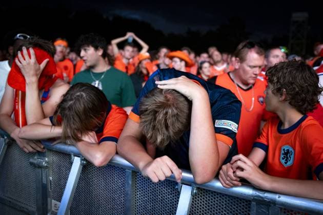 DORTMUND - Dutch supporters watch the semi-final at the European Championship, EM, Europameisterschaft between the Netherlands and England. ANP RAMON VAN FLYMEN xVIxANPxSportx xxANPxIVx 503220849 originalFilename: 503220849.jpg