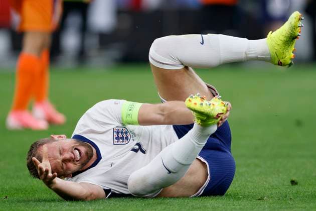 Netherlands v England: Semi-Final - UEFA EURO, EM, Europameisterschaft,Fussball 2024 Harry Kane of England is injured during the UEFA EURO 2024 semi-final match between Netherlands and England at Football Stadium Dortmund on July 10, 2024 in Dortmund, Germany. Dortmund Football Stadium Dortmund Germany Germany Copyright: xRichardxSellers Sportsphoto APLx 14045470