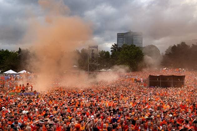 DORTMUND - Dutch supporters watch the semi-final at the European Championship, EM, Europameisterschaft between the Netherlands and England. ANP RAMON VAN FLYMEN xVIxANPxSportx xxANPxIVx 503221901 originalFilename: 503221901.jpg