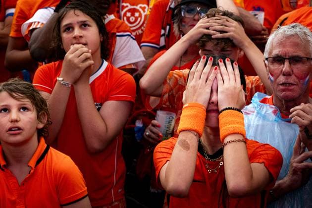 DORTMUND - Dutch supporters watch the semi-final at the European Championship, EM, Europameisterschaft between the Netherlands and England. ANP RAMON VAN FLYMEN xVIxANPxSportx xxANPxIVx 503221923 originalFilename: 503221923.jpg