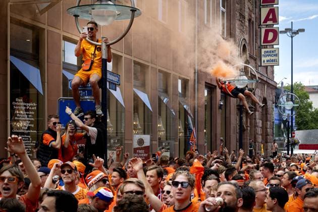 DORTMUND - Dutch supporters on the day of the semi-final at the European Championship, EM, Europameisterschaft between the Netherlands and England. ANP RAMON VAN FLYMEN xVIxANPxSportx xxANPxIVx 503222032 originalFilename: 503222032.jpg