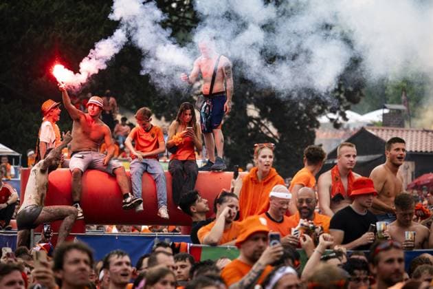 DORTMUND - Dutch supporters watch the semi-final at the European Championship, EM, Europameisterschaft between the Netherlands and England. ANP RAMON VAN FLYMEN xVIxANPxSportx xxANPxIVx 503223102 originalFilename: 503223102.jpg