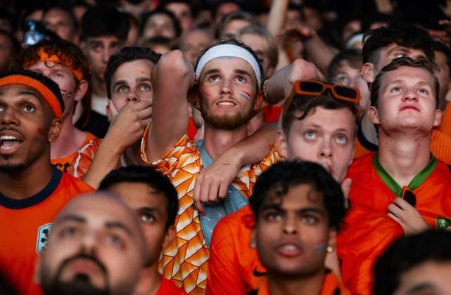 DORTMUND - Dutch supporters watch the semi-final at the European Championship, EM, Europameisterschaft between the Netherlands and England. ANP RAMON VAN FLYMEN xVIxANPxSportx xxANPxIVx 503223117 originalFilename: 503223117.jpg