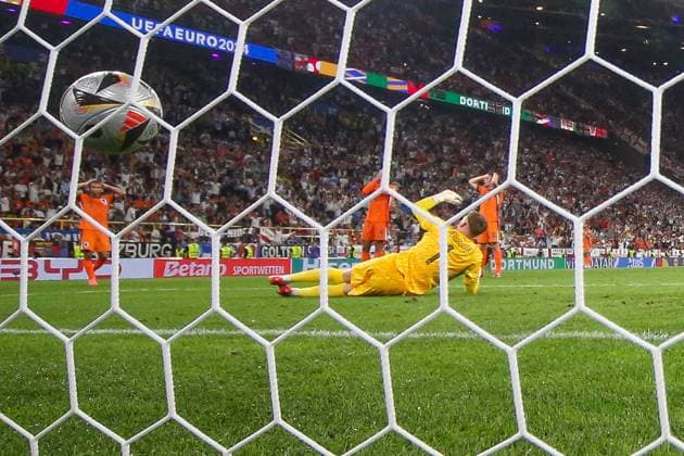 Euro 2024 Netherlands England on 10 07 2024 at BVB Stadion Dortmund in Dortmund Ollie Watkins England, 19 scores the goal to make it 1 - 2 against goalkeeper Bart Verbruggen Netherlands, 1 MH