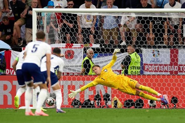 (240711) -- DORTMUND, July 11, 2024 -- Bart Verbruggen (1st R), goalkeeper of the Netherlands, fails to save the ball during the UEFA EURO, EM, Europameisterschaft,Fussball 2024 semifinal match between England and the Netherlands in Dortmund, Germany on July 10, 2024. ) (SP)GERMANY-DORTMUND-FOOTBALL-EURO 2024-ENGLAND VS THE NETHERLANDS MengxDingbo 