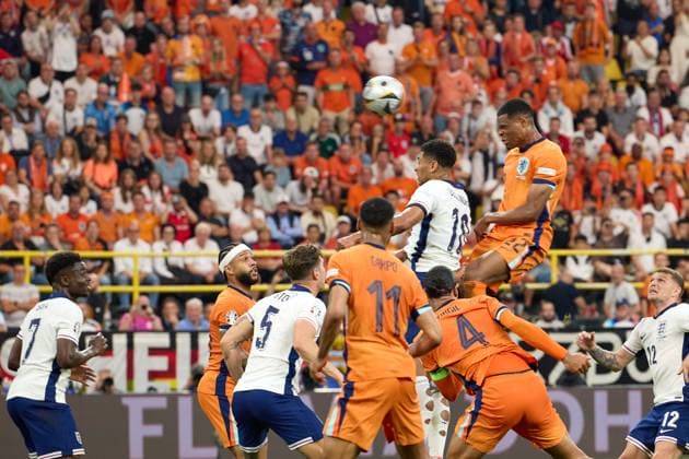 (240711) -- DORTMUND, July 11, 2024 -- Denzel Dumfries (top, R) of the Netherlands competes for a header during the UEFA EURO, EM, Europameisterschaft,Fussball 2024 semifinal match between England and the Netherlands in Dortmund, Germany on July 10, 2024. ) (SP)GERMANY-DORTMUND-FOOTBALL-EURO 2024-ENGLAND VS THE NETHERLANDS MengxDingbo 