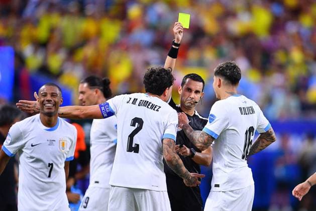 RECORD DATE NOT STATED Copa America USA 2024 Uruguay vs Colombia - Semifinal Referee Cesar Arturo Ramos of Mexico shows yellow card to Nicolas de la Cruz of Uruguay during the CONMEBOL Copa America 2024 Semi-final match between Uruguay and Colombia, at Bank of America Stadium, on July 10, 2024 in Charlotte, North Carolina, United States. CHARLOTTE NORTH CAROLINA UNITED STATES  Copyright: xAdrianxMaciasx 20240710195925_CA_SF_2024_URU_COL_RAMOS138