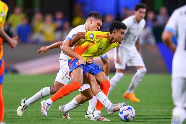 RECORD DATE NOT STATED Copa America USA 2024 Uruguay vs Colombia - Semifinal Manuel Ugarte (L) of Uruguay fights for the ball with Luis Diaz (R) of Colombia during the CONMEBOL Copa America 2024 Semi-final match between Uruguay and Colombia, at Bank of America Stadium, on July 10, 2024 in Charlotte, North Carolina, United States. CHARLOTTE NORTH CAROLINA UNITED STATES  Copyright: xAdrianxMaciasx 20240710205309_CA_SF_2024_URU_COL_DIAZ201