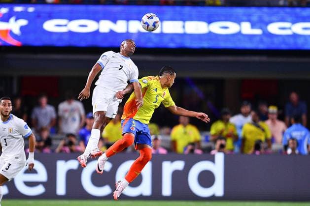 RECORD DATE NOT STATED Copa America USA 2024 Uruguay vs Colombia - Semifinal Nicolas de la Cruz (L) of Uruguay jumps for the ball with Kevin Castano (R) of Colombia during the CONMEBOL Copa America 2024 Semi-final match between Uruguay and Colombia, at Bank of America Stadium, on July 10, 2024 in Charlotte, North Carolina, United States. CHARLOTTE NORTH CAROLINA UNITED STATES  Copyright: xAdrianxMaciasx 20240710205311_CA_SF_2024_URU_COL_DELACRUZ193