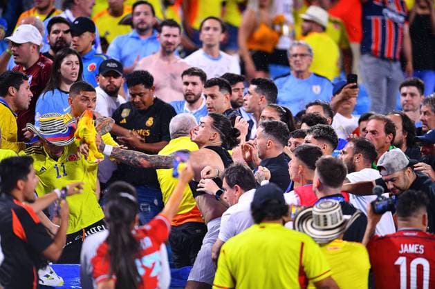 RECORD DATE NOT STATED Copa America USA 2024 Uruguay 0-1 Colombia - Semifinal Darwin Nunez of Uruguay fights with Fans o Aficion during the CONMEBOL Copa America 2024 Semi-final match between Uruguay and Colombia, at Bank of America Stadium, on July 10, 2024 in Charlotte, North Carolina, United States. CHARLOTTE NORTH CAROLINA UNITED STATES  Copyright: xAdrianxMaciasx 20240710211542_CA_SF_2024_URU_COL_NUNEZ246