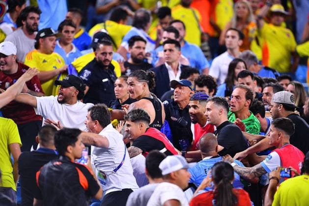 RECORD DATE NOT STATED Copa America USA 2024 Uruguay 0-1 Colombia - Semifinal Darwin Nunez of Uruguay fights with Fans o Aficion during the CONMEBOL Copa America 2024 Semi-final match between Uruguay and Colombia, at Bank of America Stadium, on July 10, 2024 in Charlotte, North Carolina, United States. CHARLOTTE NORTH CAROLINA UNITED STATES  Copyright: xAdrianxMaciasx 20240710211700_CA_SF_2024_URU_COL_NUNEZ251
