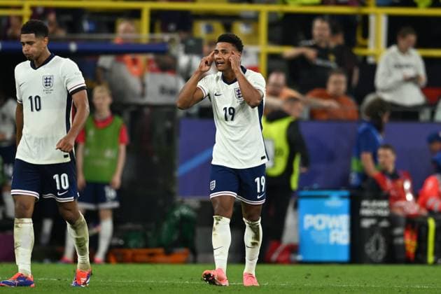 Ollie Watkins (England)Jude Bellingham (England) celebrates after scoring his team s second goal during the UEFA EURO, EM, Europameisterschaft,Fussball Germany 2024 match between Netherlands 1-2 England at BVB Stadion Dortmund on July 10, 2024 in Dortmund, Germany. Noxthirdxpartyxsales  (259254659)