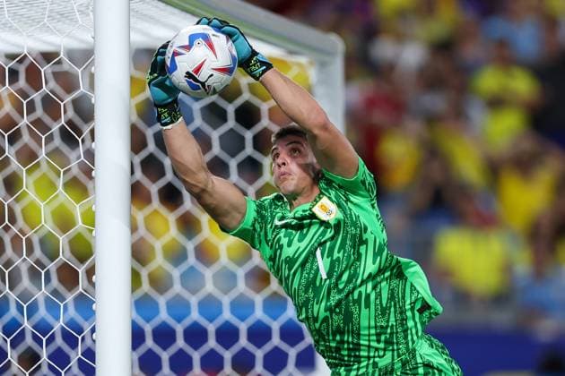 July 10, 2024, Charlotte, North Carolina, U.S: Uruguay goalkeeper SERGIO ROCHET (1) makes a save during the first half of the CONMEBOL Copa America semi-final match between Uruguay and Columbia at Bank of America Stadium in Charlotte, NC on July 10, 2024. Charlotte U.S - ZUMAk149 20240710_zsp_k149_028 Copyright: xCoryxKnowltonx