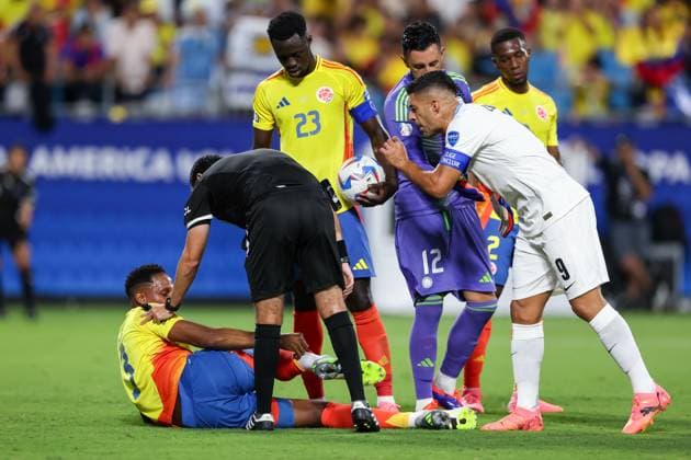 July 10, 2024, Charlotte, North Carolina, U.S: The referee checks on Colombia defender YERRY MINA (13) after a foul during the second half of the CONMEBOL Copa America semi-final match between Uruguay and Columbia at Bank of America Stadium in Charlotte, NC on July 10, 2024. Charlotte U.S - ZUMAk149 20240710_zsp_k149_010 Copyright: xCoryxKnowltonx