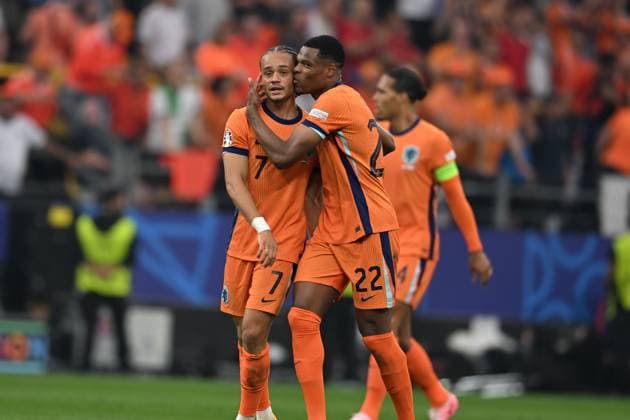 Xavi Simons (Netherlands)Denzel Dumfries (Netherlands) celebrates after scoring his team s first goal during the UEFA EURO, EM, Europameisterschaft,Fussball Germany 2024 match between Netherlands 1-2 England at BVB Stadion Dortmund on July 10, 2024 in Dortmund, Germany. Noxthirdxpartyxsales  (259254999)