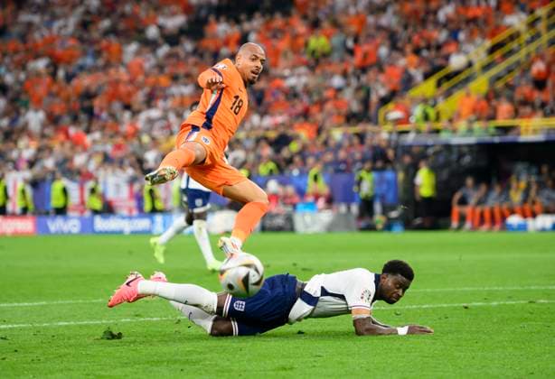 v l Donyell MALEN NED , GUEHI Marc ENG action, duel, semi-final, match M50, Netherlands NED England ENG 1 2, on 10 07 2024 in Dortmund Germany European Football Championship 2024 from 14 06 14 07 2024 in Germany Â