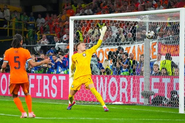 Goalkeeper Goalie Bart Verbruggen Netherlands, Netherlands, 01 can only watch the ball go into the goal Dortmund 10 07 2024 Netherlands vs England, EURO2024 M50, Semi-final, EM Arena Dortmund