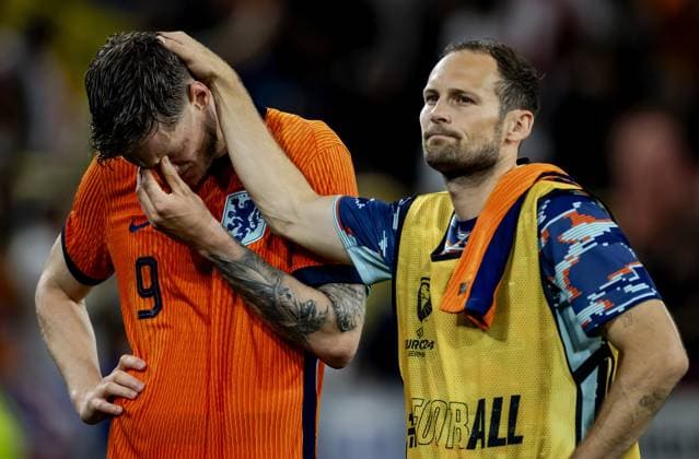DORTMUND - Daley Blind of Holland and Wout Weghorst of Holland after the match against England during the UEFA EURO, EM, Europameisterschaft,Fussball 2024 Semi-final match between the Netherlands and England at the BVB Stadium Dortmund on July 10, 2024 in Dortmund, Germany. ANP KOEN VAN WEEL netherlands out - belgium out Dortmund xVIxxIVx 503213800 originalFilename: 0709148445st.jpg