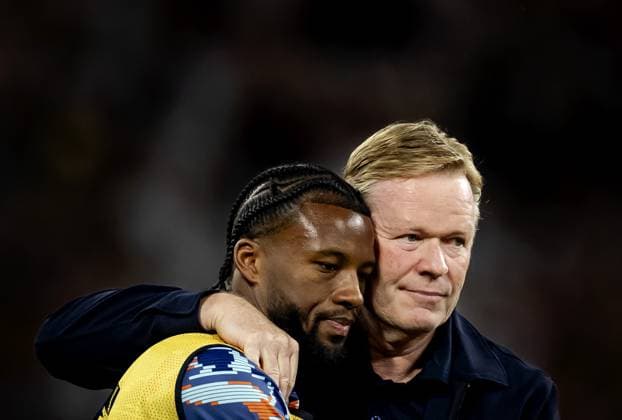 DORTMUND - Georginio Wijnaldum of Holland and Holland coach Ronald Koeman after the match against England during the UEFA EURO, EM, Europameisterschaft,Fussball 2024 Semi-final match between the Netherlands and England at the BVB Stadium Dortmund on July 10, 2024 in Dortmund, Germany. ANP KOEN VAN WEEL netherlands out - belgium out Dortmund xVIxxIVx 503214209 originalFilename: 0709148903st.jpg