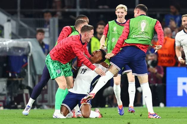 Niederlande gegen England 10. Juli 2024, Dortmund UEFA EURO-Halbfinale Niederlande gegen England Ollie Watkins aus England feiert den Siegtreffer mit den Auswechselspielern Foto Charlotte Wilson Abseits Dortmund Deutschland  Copyright: xCharlottexWilsonx xOffsidexOffside