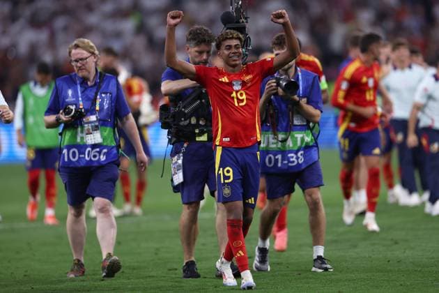 Spain - France Lamine Yamal of Spain celebrates at the end of the UEFA EURO, EM, Europameisterschaft,Fussball 2024 semi-final match between Spain and France at Munich Football Arena on July 9, 2024 in Munich, Germany . Munich Munich Football Arena Germany Copyright: xMarcoxCanonierox