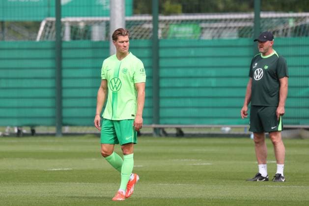 11 07 2024, xgox, Football 1 Bundesliga, VfL Wolfsburg training kick-off season 2024 25 emspor, v l Kevin Behrens Wolfsburg, 17 , Ralph Hasenhuettl Wolfsburg, Coach DFL DFB REGULATIONS PROHIBIT ANY USE OF PHOTOGRAPHS as IMAGE SEQUENCES and or QUASI VIDEO Wolfsburg