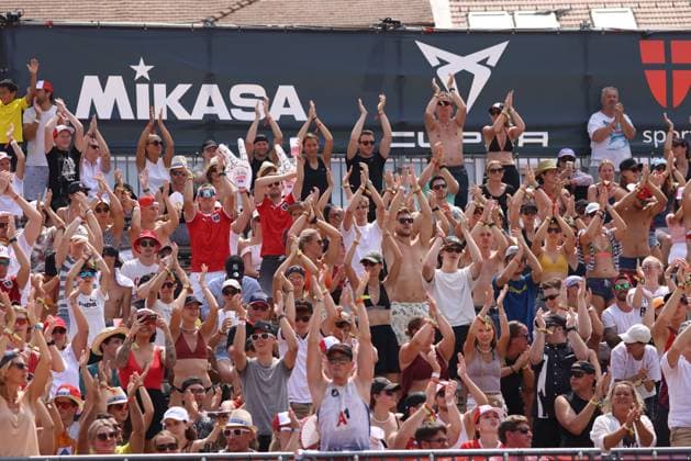 BEACHVOLLEYBALL - Beach Pro Vienna VIENNA,AUSTRIA,11.JUL.24 - Beach volleyball, Beachvolleyball - A1 Beach Pro Vienna. Image shows fans.  GEPAxpictures xMathiasxMandl