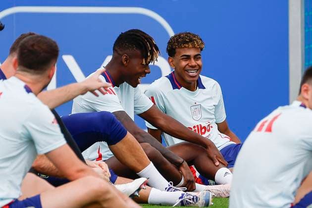 Spain s players Nico Williams (C) and Lamine Yamal (R) during the training session in Donaueschingen, Germany, 11July 2024. Spain will play the EURO2024 final after defeating France 2-1 on 09 July. Spain s training session !ACHTUNG: NUR REDAKTIONELLE NUTZUNG!  Copyright: xJ.xJ.xGuillenx GRAF5150 20240711-55014119993008_1008