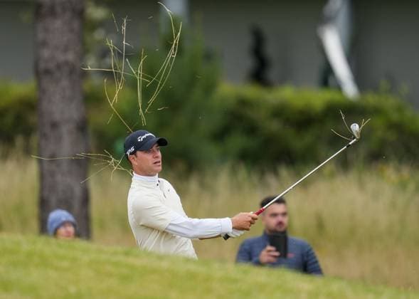 Sport Bilder des Tages Guido Migliozzi (ITA) plays out of the rough at the 16th hole. Genesis Scottish Open, Day 1, Golf, Renaissance Club, North Berwick, UK - 11 July 2024  Copyright: xStuartxWallace Shutterstockx 14576913ay