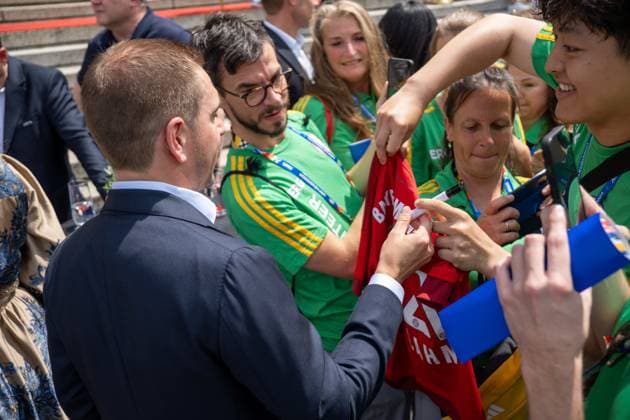 Tunierdirektor der UEFA EURO 2024 Philipp Lahm bei der Ehrung der Freiwilligen Helfer der EM den Volunteers gibt Autogramme