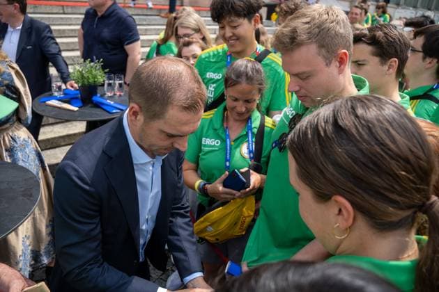 Tunierdirektor der UEFA EURO 2024 Philipp Lahm bei der Ehrung der Freiwilligen Helfer der EM den Volunteers gibt Autogramme
