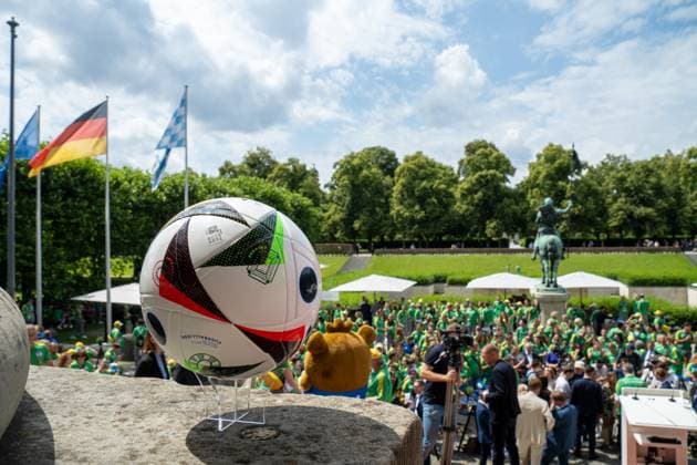 Ehrung der Freiwilligen Helfer der EM den Volunteers im Unteren Hofgarten in München. Fussballliebe Spielball von Adidas ist auch ausgestellt