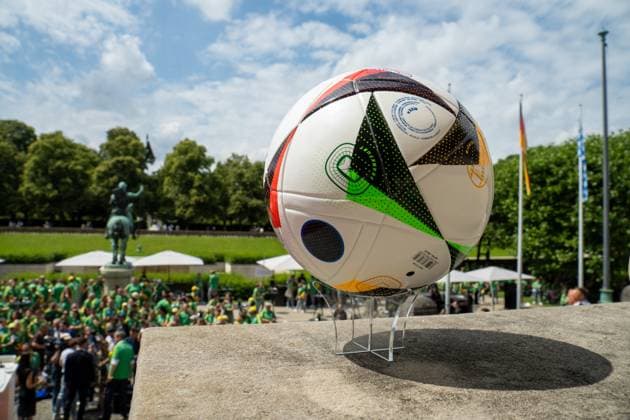 Ehrung der Freiwilligen Helfer der EM den Volunteers im Unteren Hofgarten in München. Fussballliebe Spielball von Adidas ist auch ausgestellt